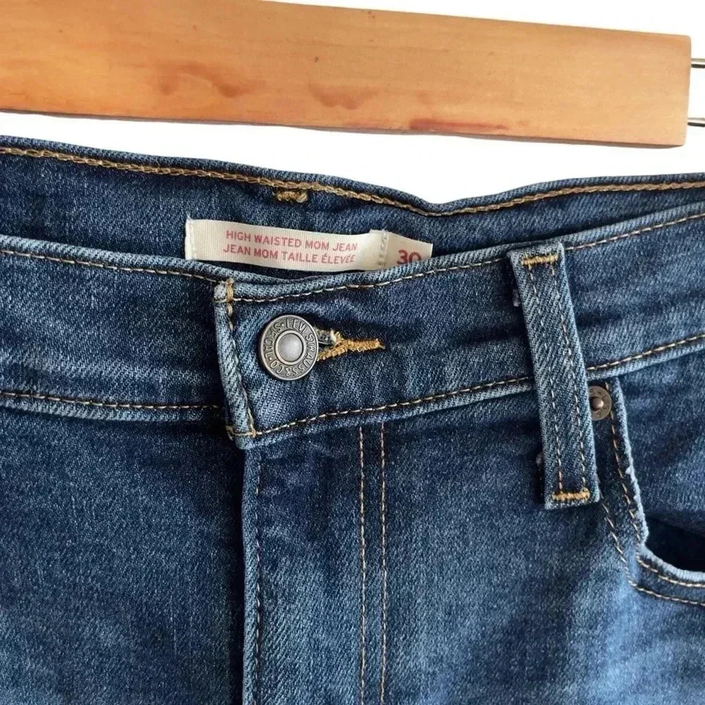 Levi's High Waisted Mom Jeans Size 30 Medium Indigo Blue Denim - Picture 4 of 9